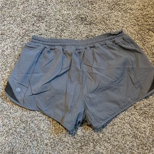 Grey Lululemon Hotty Hots size 8, 2.5 inch